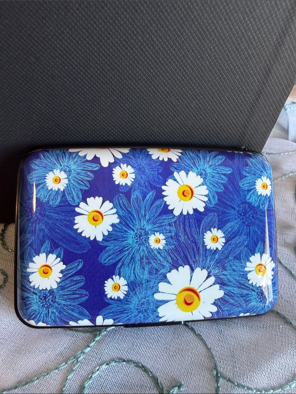 Blue Daisy Floral Women's hard case card carrier